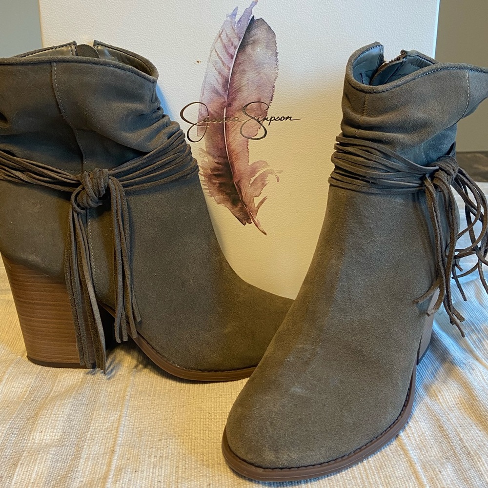 Jessica Simpson ankle boot, grey with tassels! Lightly worn, no scuffs!